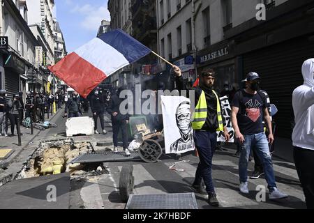 ©Julien Mattia / Le Pictorium/MAXPPP - Paris 01/05/2022 Julien Mattia / Le Pictorium - 1/5/2022 - Frankreich / Ile-de-France / Paris - Affrontements entre la Police et les casseurs lors de la Manifestation traditionnelle du 1er Mai a Paris. Les syndicats dont la CGT ont appele au 3eme Tour Social. / 1/5/2022 - Frankreich / Ile-de-France (Region) / Paris - Zusammenstöße zwischen Polizei und Schlägern während der traditionellen 1. Mai-Demonstration in Paris. Die Gewerkschaften, darunter auch die CGT, forderten eine dritte soziale Runde. Stockfoto