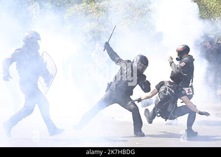 ©Julien Mattia / Le Pictorium/MAXPPP - Paris 01/05/2022 Julien Mattia / Le Pictorium - 1/5/2022 - Frankreich / Ile-de-France / Paris - Affrontements entre la Police et les casseurs lors de la Manifestation traditionnelle du 1er Mai a Paris. Les syndicats dont la CGT ont appele au 3eme Tour Social. / 1/5/2022 - Frankreich / Ile-de-France (Region) / Paris - Zusammenstöße zwischen Polizei und Schlägern während der traditionellen 1. Mai-Demonstration in Paris. Die Gewerkschaften, darunter auch die CGT, forderten eine dritte soziale Runde. Stockfoto