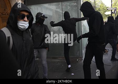 ©Julien Mattia / Le Pictorium/MAXPPP - Paris 01/05/2022 Julien Mattia / Le Pictorium - 1/5/2022 - Frankreich / Ile-de-France / Paris - Affrontements entre la Police et les casseurs lors de la Manifestation traditionnelle du 1er Mai a Paris. Les syndicats dont la CGT ont appele au 3eme Tour Social. / 1/5/2022 - Frankreich / Ile-de-France (Region) / Paris - Zusammenstöße zwischen Polizei und Schlägern während der traditionellen 1. Mai-Demonstration in Paris. Die Gewerkschaften, darunter auch die CGT, forderten eine dritte soziale Runde. Stockfoto