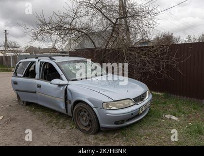 ©Sadak Souici / Le Pictorium/MAXPPP - Shevchenkove 17/04/2022 Sadak Souici / Le Pictorium - 17/4/2022 - Ukraine / Kiew / Shevchenkove - A Shevchenkove, comme dans beaucoup de Villages, il semble que les jeunes soldats russes, arrives apres les troupes plus professionnalnalenners avaient carte Blanche. Des vehicules civils on ete attaques, des maisons saccagee, des vies brnehmers. (Shevchenkove, Ukraine: 18 avril 2022) / 17/4/2022 - Ukraine / Kiew / Shevchenkove - wie in vielen Dörfern scheint es in Schewchenkowe, dass die jungen russischen Soldaten, die nach den professionalisiertere Truppen eintrafen, über ca. Stockfoto