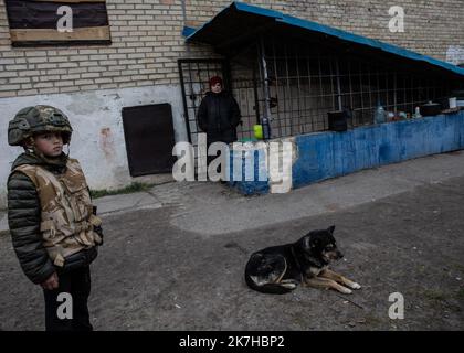 ©Sadak Souici / Le Pictorium/MAXPPP - Boutcha 13/04/2022 Sadak Souici / Le Pictorium - 13/4/2022 - Ukraine / Kiew / Boutcha - Dans ce quartier de Boutcha, les habitants vivent encore dans les sous-sols, de peur d'une nouvelle pluie d'obus. (Boutcha, Ukraine: 13 avril 2022) / 13/4/2022 - Ukraine / Kiew / Boutcha - in diesem Bezirk von Boutcha leben die Bewohner aus Angst vor einem neuen Granatenregen immer noch in den Untergeschossen (Boutcha, Ukraine: 13. April 2022) Stockfoto