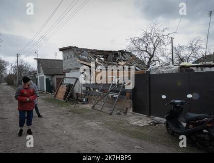 ©Sadak Souici / Le Pictorium/MAXPPP - Shevchenkove 17/04/2022 Sadak Souici / Le Pictorium - 17/4/2022 - Ukraine / Kiew / Shevchenkove - Maiya, 55 ans, la Mere de Mikolai et Vitaly Korol, devant les ruines de la maison de son voisin. « ILS etaient si beaux, il auraient pu au moins nous en laisser un. » ILS ont ete emmenes par dix soldats russes aux alentours du 24 mars. Le 8 avril, leurs corps mutiles etaient retrouves dans le sous-sol d'une maison du Village. (Shevchenkove, Ukraine: 18 avril 2022) / 17/4/2022 - Ukraine / Kiew / Shevchenkove - Maiya, 55, die Mutter von Mikolai und Vitaly Korol, Stockfoto