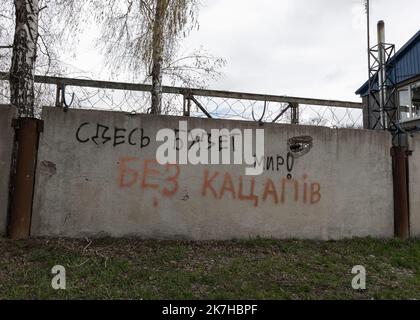 ©Sadak Souici / Le Pictorium/MAXPPP - Shevchenkove 17/04/2022 Sadak Souici / Le Pictorium - 17/4/2022 - Ukraine / Kiew / Shevchenkove - Dialogue entre russes et ukrainiens, sur les murs de Shevchenkove. Les russes ont ecrit « Il y Aura la paix », ce a quoi les ukrainiens ont repondu « sans les russes. » (Shevchenkove, Ukraine: 18 avril 2022) / 17/4/2022 - Ukraine / Kiew / Shevchenkove - Dialog zwischen Russen und Ukrainern, an den Wänden von Shevchenkove. Die Russen schrieben: „Es wird Frieden geben“, worauf die Ukrainer antworteten: „Ohne die Russen“. (Schewchenkowe, Ukraine: 18. April 2022) Stockfoto