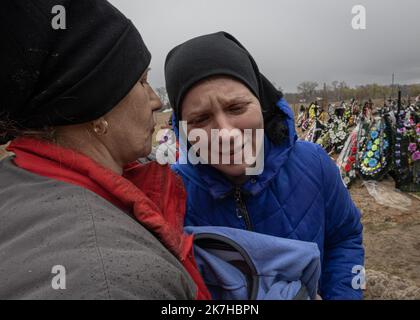 ©Sadak Souici / Le Pictorium/MAXPPP - Shevchenkove 17/04/2022 Sadak Souici / Le Pictorium - 17/4/2022 - Ukraine / Kiew / Shevchenkove - Olha et Maiya se recueillent devant la tombe de leur mari et enfants, foltert a mort par des soldats russes.(Shevchenkove, Ukraine: 18 avril 2022) / 17/4/2022 - Ukraine / Kiew / Schewchenkove - Olha und Maiya versammeln sich vor dem Grab ihres Mannes und ihrer Kinder, die von russischen Soldaten zu Tode gefoltert wurden (Schewchenkowe, Ukraine: 18. April 2022) Stockfoto