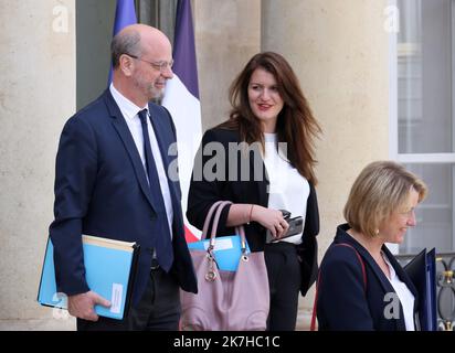 ©PHOTOPQR/LE PARISIEN/Delphine Goldsztejn ; Paris ; 04/05/2022 ; Le Conseil des ministres du 4 Mai 2022 Jean-Michel Blanquer, Ministre de l'Éducation nationale, de la Jeunesse et des Sports et Marlène Schiappa, Ministre déléguée auprès du Ministre de l'Intérieur, chargée de la Citoyenneté Le 04/05/2022 Foto : Delphine Goldsztejn - Paris, Frankreich, Mai 4. 2022. Wöchentliche Kabinettssitzung Stockfoto