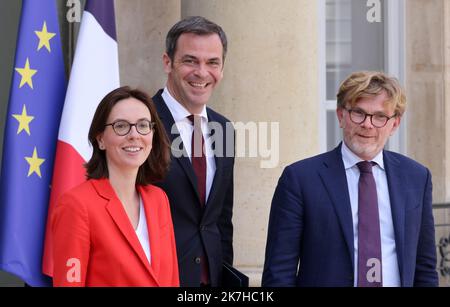 ©PHOTOPQR/LE PARISIEN/Delphine Goldsztejn ; Paris ; 04/05/2022 ; Le Conseil des ministres du 4 Mai 2022 Amélie de Montchalin, Ministre de la Transformation et de la fonction publiques, Olivier Véran, Ministre des Solidarités et de la Santé et Marc Fesneau, Ministre délégué auprès du Premier ministre, chargé des Relations avec le Parlement et de la participation citoyenne Le 04/05/2022 Foto : Delphine Goldsztejn - Paris, Frankreich, Mai 4. 2022. Wöchentliche Kabinettssitzung Stockfoto