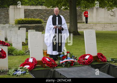 ©PHOTOPQR/VOIX DU NORD/COURBE ; 05/05/2022 ; CEREMONIE ORGANIZEE PAR LE CWGC D'INHUMATION DE DEUX SOLDATS BRITANNIQUES DE LA 1ERE GUERRE MONDIALE TROUVES SUR LE CHANTIER DE L'HÔPITAL WILLIAM JOHNSTON DES ROYAL SCOTS FUSILIERS ET UN SOLDAT INCONNU DU EAST YORKSHIRE REGIMENT AU LOOS BRITISCHER FRIEDHOF. LOOS EN GOHELLE LE 5 MAI 2022. FOTO SEVERINE COURBE LA VOIX DU Nord - zwei britische Soldaten aus dem Ersten Weltkrieg legten auf dem British CWGC Loos Cemetery zur Ruhe. 5. Mai 2022 Loos en Gohelle, Frankreich Stockfoto