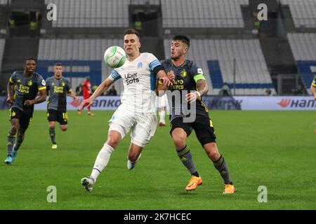 ©Manuel Blondau/AOP Press/MAXPPP - 05/05/2022 Marseille Arkadiusz Milik aus Marseille duelliert am 05. Mai 2022 im Halbfinale der UEFA Conference League zwischen Olympique Marseille und Feyenoord Rotterdam im Stade Velodrome in Marseille, Frankreich, um den Ball mit Marcos Senesi aus Feyenoord. Stockfoto