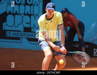 ©Laurent Lairys/MAXPPP - Hubert Hurkacz von Pologne während des Mutua Madrid Open 2022 Tennisturniers am 5. Mai 2022 im Caja Magica Stadion in Madrid, Spanien - Foto Laurent Lairys / Stockfoto