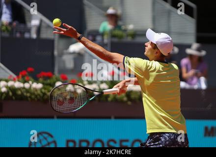 ©Laurent Lairys/MAXPPP - Hubert Hurkacz von Pologne während des Mutua Madrid Open 2022 Tennisturniers am 6. Mai 2022 im Caja Magica Stadion in Madrid, Spanien - Foto Laurent Lairys / Stockfoto