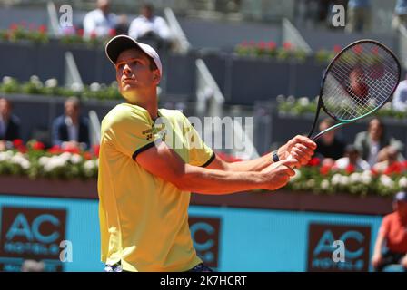 ©Laurent Lairys/MAXPPP - Hubert Hurkacz von Pologne während des Mutua Madrid Open 2022 Tennisturniers am 6. Mai 2022 im Caja Magica Stadion in Madrid, Spanien - Foto Laurent Lairys / Stockfoto