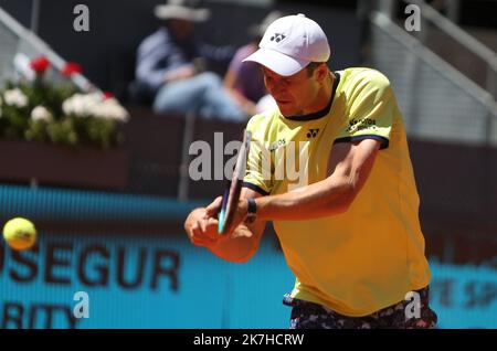 ©Laurent Lairys/MAXPPP - Hubert Hurkacz von Pologne während des Mutua Madrid Open 2022 Tennisturniers am 6. Mai 2022 im Caja Magica Stadion in Madrid, Spanien - Foto Laurent Lairys / Stockfoto