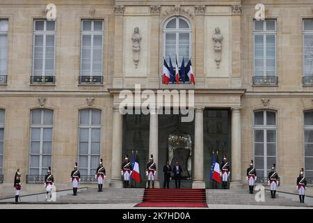 ©PHOTOPQR/LE PARISIEN/Fred Dugit ; Paris ; 07/05/2022 ; politische Paris VIIie, le 7 Mai 2022 Cérémonie d’investiture du Président Emmanuel Macron au palais de l'Elysée . Photo LP / Fred Dugit Eröffnungszeremonie von Präsident Emmanuel Macron im Elysée-Palast für seine zweite Amtszeit Stockfoto