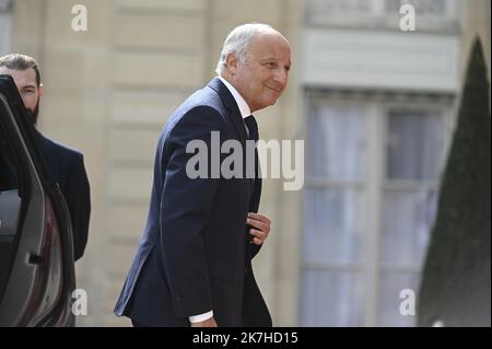 ©Julien Mattia / Le Pictorium/MAXPPP - Paris 07/05/2022 Julien Mattia / Le Pictorium - 7/5/2022 - Frankreich / Ile-de-France / Paris - Laurent Fabius President du Conseil Constitutionnel. Arrive des invites a la ceremonie d'Investiture du President de la Republique Emmanuel Macron au Palais de l'Elysee pour son deuxieme mandat. / 7/5/2022 - Frankreich / Ile-de-France (Region) / Paris - Laurent Fabius Präsident des Verfassungsrates. Ankunft der Gäste bei der Einweihungsfeier des Präsidenten der Republik Emmanuel Macron im Elysee-Palast für seine zweite Amtszeit. Stockfoto