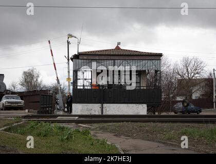 ©Sadak Souici / Le Pictorium/MAXPPP - Shevchenkove 19/04/2022 Sadak Souici / Le Pictorium - 19/4/2022 - Ukraine / Shevchenkove - UN poste de Passage a niveau dans un Village touche par l'occupation russe. Schewchenkove, Oblast Kiew, Ukraine: 17 avril 2022 / 19/4/2022 - Ukraine / Schewchenkove - Ein Eisenbahnübergang in einem Dorf, das von der russischen Besatzung betroffen ist. Schewchenkowe, Kiew, Ukraine: 17. April 2022 Stockfoto