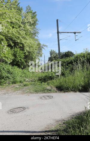 ©PHOTOPQR/LE DAUPHINE/Lisa MARCELJA ; Pontcharra ; 12/05/2022 ; Isère. Pontcharra. Ein ganz divers. Kühlgehäuse. Affaire Marie-Thérèse BONFANTI résolue après 36 ans. un Petit chemin emprunté par le meurtrier et sa victime ou sa trace disparait. Malgré un non-lieu prononcé en 1987, l’obstination des proches de cette mère de famille de 25 ans avait abouti à la réouverture de l’enquête. Le détermination et le minutieux travail des enquêteurs ont finalement payé : 36 ans après les faits, celui qui était suspecté depuis le début a fini par avouer avoir tué Marie Therese Bonfanti Isere, Frankreich, Mai 12t Stockfoto