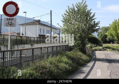 ©PHOTOPQR/LE DAUPHINE/Lisa MARCELJA ; Pontcharra ; 12/05/2022 ; Isère. Pontcharra. Ein ganz divers. Kühlgehäuse. Affaire Marie-Thérèse BONFANTI résolue après 36 ans. Gare de Pontcharra. Malgré un non-lieu prononcé en 1987, l’obstination des proches de cette mère de famille de 25 ans avait abouti à la réouverture de l’enquête. Le détermination et le minutieux travail des enquêteurs ont finalement payé : 36 ans après les faits, celui qui était suspecté depuis le début a fini par avouer avoir tué Marie Therese Bonfanti Isere, Frankreich, Mai 12. 2022 das Ende eines kalten Falls. Marie-Thérèse Bonfanti enttäuscht Stockfoto