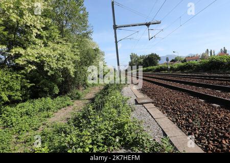 ©PHOTOPQR/LE DAUPHINE/Lisa MARCELJA ; Pontcharra ; 12/05/2022 ; Isère. Pontcharra. Ein ganz divers. Kühlgehäuse. Affaire Marie-Thérèse BONFANTI résolue après 36 ans. un Petit chemin emprunté par le meurtrier et sa victime ou sa trace disparait. Malgré un non-lieu prononcé en 1987, l’obstination des proches de cette mère de famille de 25 ans avait abouti à la réouverture de l’enquête. Le détermination et le minutieux travail des enquêteurs ont finalement payé : 36 ans après les faits, celui qui était suspecté depuis le début a fini par avouer avoir tué Marie Therese Bonfanti Isere, Frankreich, Mai 12t Stockfoto