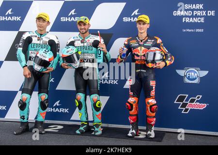 ©PHOTOPQR/OUEST FRANKREICH/Daniel FOURAY ; Paris ; 14/05/2022 ; Motocyclisme . Vitesse . Championnat du Monde . Grand prix de France Moto . L'Italien Dennis Foggia prendra le départ en Pole Position du Grand prix catégorie Moto3 devant Tatsuki Suzuki, secon dà gauche et Jaume Masia tpoisième à droite . 07 . Dennis Foggia . Leopardenrennen . Honda Italie 24 . Tatsuki Suzuki . Leopardenrennen . Honda Japan 05 . Jaume Masia . Red Bull KTM Ajo . KTM . Espagne Foto Daniel Fouray . Stockfoto