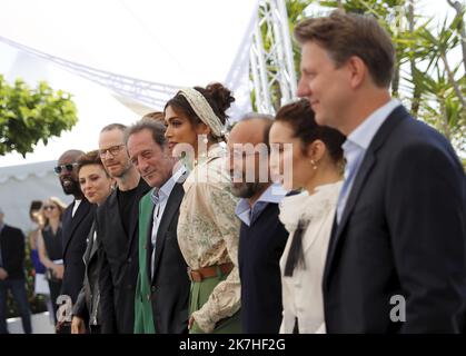 ©PHOTOPQR/NICE MATIN/Patrice Lapoirie ; Cannes ; 17/05/2022 ; französischer Schauspieler und Präsident der Jury des 75. Cannes Film Festival Vincent Lindon ( 2.l ) posiert mit Jurymitgliedern ( von L ) französischer Regisseur Ladj Ly , italienische Schauspielerin Jasmine Trinca , norwegischer Filmregisseur Joachim Trier , britische Schauspielerin Rebecca Hall , Die indische Schauspielerin Deepika Padukone, der iranische Filmregisseur Asghar Farhadi und die schwedische Schauspielerin Noomi Rapace während einer Fotoserie der Jury bei den Filmfestspielen von Cannes 75. in Cannes, Südfrankreich, am 17. Mai 2022. Stockfoto