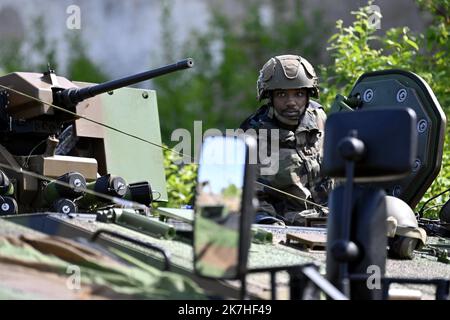 ©PHOTOPQR/L'EST REPUBLICAIN/ALEXANDRE MARCHI ; CHARMES ; 17/05/2022 ; VERTEIDIGUNG - ARMEE DE TERRE - ÜBUNG STRASSBURG - MANÖVER - 2EME BRIGADE BLINDEE - KOMMANDO. Charmes (Vogesen) 17 Mai 2022. UN militaire sur un véhicule lors de l'exercice militaire 'Strasbourg', entre Lunéville (54) et Charmes (88), De l'armée de terre de la 2ème Brigade blindée destiné à entrâiner l'état-Major de le 2ème bb en tant que poste de commandement principal de la Brigade sous blindage dans le cadre d'un conflit de Haute intensité. FOTO Alexandre MARCHI - Nordostfrankreich, Mai 17. 2022 militärische Übung Stockfoto