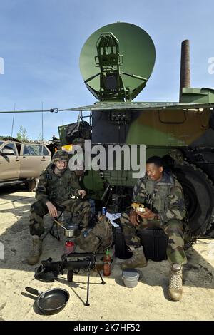 ©PHOTOPQR/L'EST REPUBLICAIN/ALEXANDRE MARCHI ; CHARMES ; 17/05/2022 ; VERTEIDIGUNG - ARMEE DE TERRE - ÜBUNG STRASSBURG - MANÖVER - 2EME BRIGADE BLINDEE - KOMMANDO. Charmes (Vogesen) 17 Mai 2022. Des militaires mangent des rations de combats lors de l'exercice militaire 'Strasbourg', entre Lunéville (54) et Charmes (88), De l'armée de terre de la 2ème Brigade blindée destiné à entrâiner l'état-Major de le 2ème bb en tant que poste de commandement principal de la Brigade sous blindage dans le cadre d'un conflit de Haute intensité. FOTO Alexandre MARCHI - Nordostfrankreich, Mai 17. 2022 Stockfoto