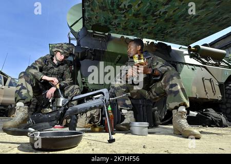 ©PHOTOPQR/L'EST REPUBLICAIN/ALEXANDRE MARCHI ; CHARMES ; 17/05/2022 ; VERTEIDIGUNG - ARMEE DE TERRE - ÜBUNG STRASSBURG - MANÖVER - 2EME BRIGADE BLINDEE - KOMMANDO. Charmes (Vogesen) 17 Mai 2022. Des militaires mangent des rations de combats lors de l'exercice militaire 'Strasbourg', entre Lunéville (54) et Charmes (88), De l'armée de terre de la 2ème Brigade blindée destiné à entrâiner l'état-Major de le 2ème bb en tant que poste de commandement principal de la Brigade sous blindage dans le cadre d'un conflit de Haute intensité. FOTO Alexandre MARCHI - Nordostfrankreich, Mai 17. 2022 Stockfoto