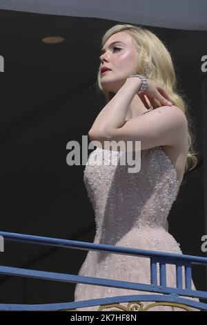 ©Francois Glories/MAXPPP - 18/05/2022 die US-Schauspielerin Elle Fanning posiert während eines Fotoshootings in einem Raum im Martinez Hotel während der Filmfestspiele von Cannes 75.. Frankreich. 18.Mai 2022. Stockfoto