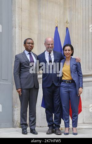 ©Sebastien Muylaert/MAXPPP - Paris 20/05/2022 Pap Ndiaye nouveau Ministre de l'Education nationale et de la jeunesse, jean Michel Blanquer et Sarah El Hairy lors de la Passation de pouvoir au ministere de l'Education nationale. Paris, 20.05.2022 - der Historiker Pap Ndiaye, ein Neuling der Politik, wurde zum Minister für Bildung und Jugend ernannt Stockfoto