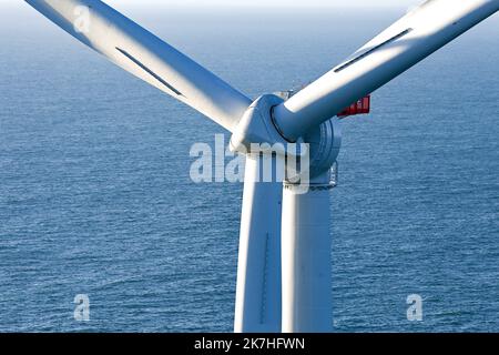 ©PHOTOPQR/OUEST FRANKREICH/Franck Dubray ; Saint Nazaire ; 20/05/2022 ; Vue eyrienne du parc éolien Offshore en mer de Saint-Nazaire en cours d' Installation avec le navire vole au Vent au large de la Côte sauvage du Croisic . 80 éoliennes seront installées dans ce Premier Parc français. (Foto Franck Dubray) Saint Nazaire ; 05/20/2022; Luftaufnahme des Offshore-Windparks Saint-Nazaire, der mit dem Schiff Vole au Vent vor der wilden Küste von Le Croisic installiert wird. In diesem ersten französischen Park werden 80 Windenergieanlagen installiert. Stockfoto