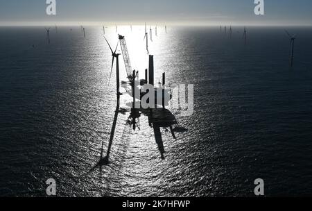 ©PHOTOPQR/OUEST FRANKREICH/Franck Dubray ; Saint Nazaire ; 20/05/2022 ; Vue eyrienne du parc éolien Offshore en mer de Saint-Nazaire en cours d' Installation avec le navire vole au Vent au large de la Côte sauvage du Croisic . 80 éoliennes seront installées dans ce Premier Parc français. (Foto Franck Dubray) Saint Nazaire ; 05/20/2022; Luftaufnahme des Offshore-Windparks Saint-Nazaire, der mit dem Schiff Vole au Vent vor der wilden Küste von Le Croisic installiert wird. In diesem ersten französischen Park werden 80 Windenergieanlagen installiert. Stockfoto