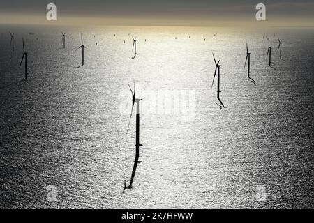 ©PHOTOPQR/OUEST FRANKREICH/Franck Dubray ; Saint Nazaire ; 20/05/2022 ; Vue eyrienne du parc éolien Offshore en mer de Saint-Nazaire en cours d' Installation avec le navire vole au Vent au large de la Côte sauvage du Croisic . 80 éoliennes seront installées dans ce Premier Parc français. (Foto Franck Dubray) Saint Nazaire ; 05/20/2022; Luftaufnahme des Offshore-Windparks Saint-Nazaire, der mit dem Schiff Vole au Vent vor der wilden Küste von Le Croisic installiert wird. In diesem ersten französischen Park werden 80 Windenergieanlagen installiert. Stockfoto