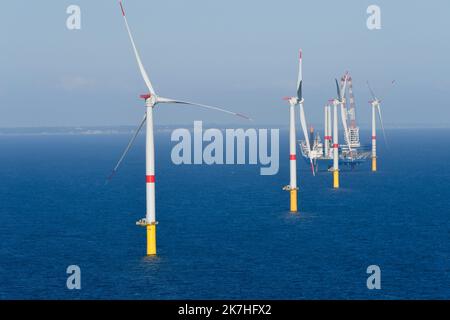 ©PHOTOPQR/OUEST FRANKREICH/Franck Dubray ; Saint Nazaire ; 20/05/2022 ; Vue eyrienne du parc éolien Offshore en mer de Saint-Nazaire en cours d' Installation avec le navire vole au Vent au large de la Côte sauvage du Croisic . 80 éoliennes seront installées dans ce Premier Parc français. (Foto Franck Dubray) Saint Nazaire ; 05/20/2022; Luftaufnahme des Offshore-Windparks Saint-Nazaire, der mit dem Schiff Vole au Vent vor der wilden Küste von Le Croisic installiert wird. In diesem ersten französischen Park werden 80 Windenergieanlagen installiert. Stockfoto