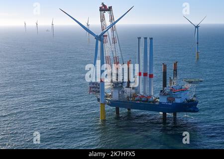 ©PHOTOPQR/OUEST FRANKREICH/Franck Dubray ; Saint Nazaire ; 20/05/2022 ; Vue eyrienne du parc éolien Offshore en mer de Saint-Nazaire en cours d' Installation avec le navire vole au Vent au large de la Côte sauvage du Croisic . 80 éoliennes seront installées dans ce Premier Parc français. (Foto Franck Dubray) Saint Nazaire ; 05/20/2022; Luftaufnahme des Offshore-Windparks Saint-Nazaire, der mit dem Schiff Vole au Vent vor der wilden Küste von Le Croisic installiert wird. In diesem ersten französischen Park werden 80 Windenergieanlagen installiert. Stockfoto