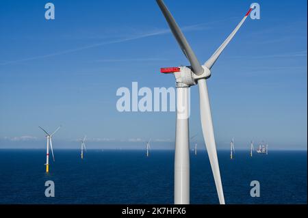 ©PHOTOPQR/OUEST FRANKREICH/Franck Dubray ; Saint Nazaire ; 20/05/2022 ; Vue eyrienne du parc éolien Offshore en mer de Saint-Nazaire en cours d' Installation avec le navire vole au Vent au large de la Côte sauvage du Croisic . 80 éoliennes seront installées dans ce Premier Parc français. (Foto Franck Dubray) Saint Nazaire ; 05/20/2022; Luftaufnahme des Offshore-Windparks Saint-Nazaire, der mit dem Schiff Vole au Vent vor der wilden Küste von Le Croisic installiert wird. In diesem ersten französischen Park werden 80 Windenergieanlagen installiert. Stockfoto