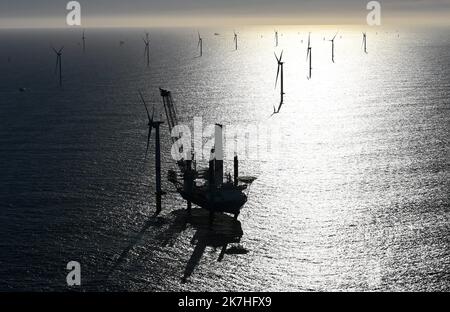 ©PHOTOPQR/OUEST FRANKREICH/Franck Dubray ; Saint Nazaire ; 20/05/2022 ; Vue eyrienne du parc éolien Offshore en mer de Saint-Nazaire en cours d' Installation avec le navire vole au Vent au large de la Côte sauvage du Croisic . 80 éoliennes seront installées dans ce Premier Parc français. (Foto Franck Dubray) Saint Nazaire ; 05/20/2022; Luftaufnahme des Offshore-Windparks Saint-Nazaire, der mit dem Schiff Vole au Vent vor der wilden Küste von Le Croisic installiert wird. In diesem ersten französischen Park werden 80 Windenergieanlagen installiert. Stockfoto