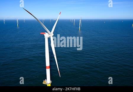 ©PHOTOPQR/OUEST FRANKREICH/Franck Dubray ; Saint Nazaire ; 20/05/2022 ; Vue eyrienne du parc éolien Offshore en mer de Saint-Nazaire en cours d' Installation avec le navire vole au Vent au large de la Côte sauvage du Croisic . 80 éoliennes seront installées dans ce Premier Parc français. (Foto Franck Dubray) Saint Nazaire ; 05/20/2022; Luftaufnahme des Offshore-Windparks Saint-Nazaire, der mit dem Schiff Vole au Vent vor der wilden Küste von Le Croisic installiert wird. In diesem ersten französischen Park werden 80 Windenergieanlagen installiert. Stockfoto