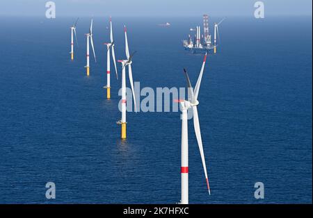 ©PHOTOPQR/OUEST FRANKREICH/Franck Dubray ; Saint Nazaire ; 20/05/2022 ; Vue eyrienne du parc éolien Offshore en mer de Saint-Nazaire en cours d' Installation avec le navire vole au Vent au large de la Côte sauvage du Croisic . 80 éoliennes seront installées dans ce Premier Parc français. (Foto Franck Dubray) Saint Nazaire ; 05/20/2022; Luftaufnahme des Offshore-Windparks Saint-Nazaire, der mit dem Schiff Vole au Vent vor der wilden Küste von Le Croisic installiert wird. In diesem ersten französischen Park werden 80 Windenergieanlagen installiert. Stockfoto