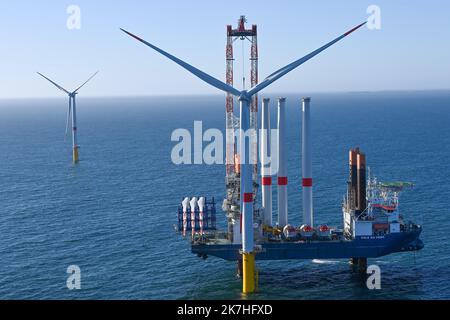 ©PHOTOPQR/OUEST FRANKREICH/Franck Dubray ; Saint Nazaire ; 20/05/2022 ; Vue eyrienne du parc éolien Offshore en mer de Saint-Nazaire en cours d' Installation avec le navire vole au Vent au large de la Côte sauvage du Croisic . 80 éoliennes seront installées dans ce Premier Parc français. (Foto Franck Dubray) Saint Nazaire ; 05/20/2022; Luftaufnahme des Offshore-Windparks Saint-Nazaire, der mit dem Schiff Vole au Vent vor der wilden Küste von Le Croisic installiert wird. In diesem ersten französischen Park werden 80 Windenergieanlagen installiert. Stockfoto