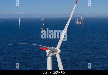 ©PHOTOPQR/OUEST FRANKREICH/Franck Dubray ; Saint Nazaire ; 20/05/2022 ; Vue eyrienne du parc éolien Offshore en mer de Saint-Nazaire en cours d' Installation avec le navire vole au Vent au large de la Côte sauvage du Croisic . 80 éoliennes seront installées dans ce Premier Parc français. (Foto Franck Dubray) Saint Nazaire ; 05/20/2022; Luftaufnahme des Offshore-Windparks Saint-Nazaire, der mit dem Schiff Vole au Vent vor der wilden Küste von Le Croisic installiert wird. In diesem ersten französischen Park werden 80 Windenergieanlagen installiert. Stockfoto