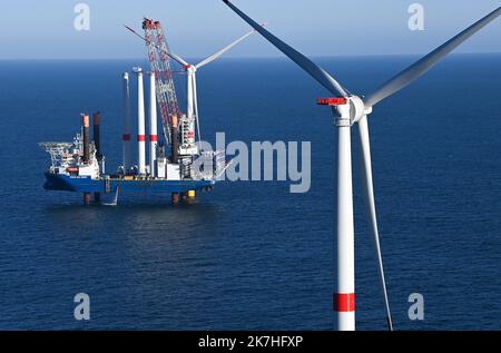 ©PHOTOPQR/OUEST FRANKREICH/Franck Dubray ; Saint Nazaire ; 20/05/2022 ; Vue eyrienne du parc éolien Offshore en mer de Saint-Nazaire en cours d' Installation avec le navire vole au Vent au large de la Côte sauvage du Croisic . 80 éoliennes seront installées dans ce Premier Parc français. (Foto Franck Dubray) Saint Nazaire ; 05/20/2022; Luftaufnahme des Offshore-Windparks Saint-Nazaire, der mit dem Schiff Vole au Vent vor der wilden Küste von Le Croisic installiert wird. In diesem ersten französischen Park werden 80 Windenergieanlagen installiert. Stockfoto