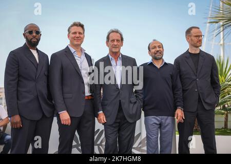 ©PHOTOPQR/LE PARISIEN/Fred Dugit ; Cannes ; 17/05/2022 ; Jurymitglieder (L-R), französischer Regisseur Ladj Ly, US-Regisseur Jeff Nichols, französischer Schauspieler und Jury-Präsident Vincent Lindon, iranischer Regisseur Asghar Farhadi, Und der norwegische Regisseur Joachim Trier posiert während einer Fotoausstellung der Jurys of Feature Films in Competition vor der Eröffnungsfeier der jährlichen Filmfestspiele von Cannes 75., am 17. Mai 2022 in Cannes, Frankreich. Das Festival findet vom 17. Bis 28. Mai statt. Internationales Filmfestival in Cannes am 17. 2022. Mai Stockfoto