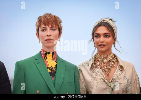 ©PHOTOPQR/LE PARISIEN/Fred Dugit ; Cannes ; 17/05/2022 ; Cuture / Cinéma Palais des Festival à Cannes (06), le 17 Mai 2022 Photocall du jury du 75e Festival de Cannes Rebecca HALL, Deepika PADUKONE Internationales Filmfestival von Cannes am Mai 17. 2022 Stockfoto