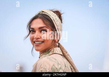 ©PHOTOPQR/LE PARISIEN/Fred Dugit ; Cannes ; 17/05/2022 ; Cuture / Cinéma Palais des Festival à Cannes (06), le 17 Mai 2022 Photocall du jury du 75e Festival de Cannes Deepika PADUKONE Internationales Filmfestival von Cannes am Mai 17. 2022 Stockfoto