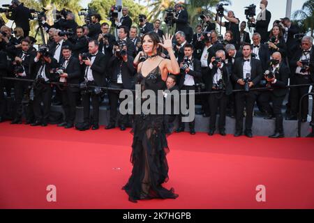 ©PHOTOPQR/LE PARISIEN/Fred Dugit ; Cannes ; 17/05/2022 ; Cuture / Cinéma Palais des Festivals à Cannes (06), le 17 Mai 2022 Cérémonie d'ouverture et montée des Marches du Film COUPéZ ! (ENDSCHNITT) [Hors-Compétition] de MichelHazanavicius Eva Longoria Photo LP / Fred Dugit Stockfoto