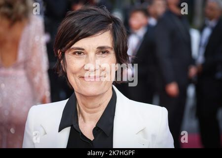 ©PHOTOPQR/LE PARISIEN/Fred Dugit ; Cannes ; 17/05/2022 ; Cuture / Cinéma Palais des Festivals à Cannes (06), le 17 Mai 2022 Cérémonie d'ouverture et montée des Marches du Film COUPéZ ! (ENDSCHNITT) [Hors-Compétition] de MichelHazanavicius Catherine Corsini Réalisatrice Photo LP / Fred Dugit Stockfoto