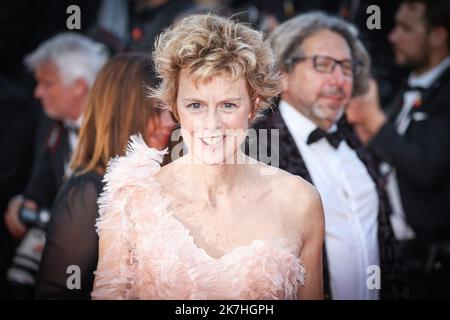 ©PHOTOPQR/LE PARISIEN/Fred Dugit ; Cannes ; 17/05/2022 ; Cuture / Cinéma Palais des Festivals à Cannes (06), le 17 Mai 2022 Cérémonie d'ouverture et montée des Marches du Film COUPéZ ! (ENDSCHNITT) [Hors-Compétition] de MichelHazanavicius Anne Richard Photo LP / Fred Dugit Stockfoto