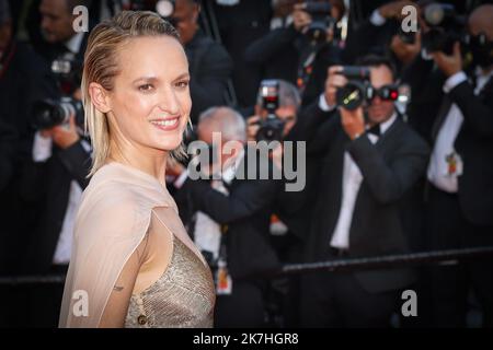 ©PHOTOPQR/LE PARISIEN/Fred Dugit ; Cannes ; 17/05/2022 ; Cuture / Cinéma Palais des Festivals à Cannes (06), le 17 Mai 2022 Cérémonie d'ouverture et montée des Marches du Film COUPéZ ! (ENDSCHNITT) [Hors-Compétition] de MichelHazanavicius Agathe Rousselle Photo LP / Fred Dugit Stockfoto