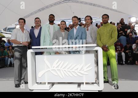 ©PHOTOPQR/NICE MATIN/Patrice Lapoirie ; Cannes ; 18/05/2022 ; 'TOP-GUN:-MAVERICK'-FOTOCALL-THE-75.-ANNUAL-CANNES-FILM-FEST CANNES, FRANKREICH - MAI 18: (L bis R) Lewis Pullman, Jon Hamm, Glen Powell, Jay Ellis, Miles Teller, Tom Cruise, Jennifer Connelly, Joseph Kosinski, Jerry Bruckheimer, Christopher McQuarrie, Greg Tarzan Davis und Danny Ramirez nehmen am 18. Mai 2022 im Palais des Festivals in Cannes, Frankreich, an der Fotoaufnahme von „Top Gun: Maverick“ Teil, die während des jährlichen Filmfestivals 75. in Cannes stattfindet. Stockfoto