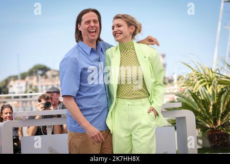 ©PHOTOPQR/LE PARISIEN/Fred Dugit ; Cannes ; 19/05/2022 ; Cuture / Cinéma Palais des Festival à Cannes (06), le 19 Mai 2022 Photocall du Film LE OTTO MONTAGNE (LES HUIT MONTAGNES/DIE ACHT MONTAINS) [En Compétition] FELIX VAN GROENINGEN Réalisateur (Belgique) CHARLOTTE VANDERMEERSCH Réalisatrice (Belgique) Photo LP / Fred Dugit - Cannes Film Festival - Photocall of the Movie LE OTTO MONTAGNE Stockfoto